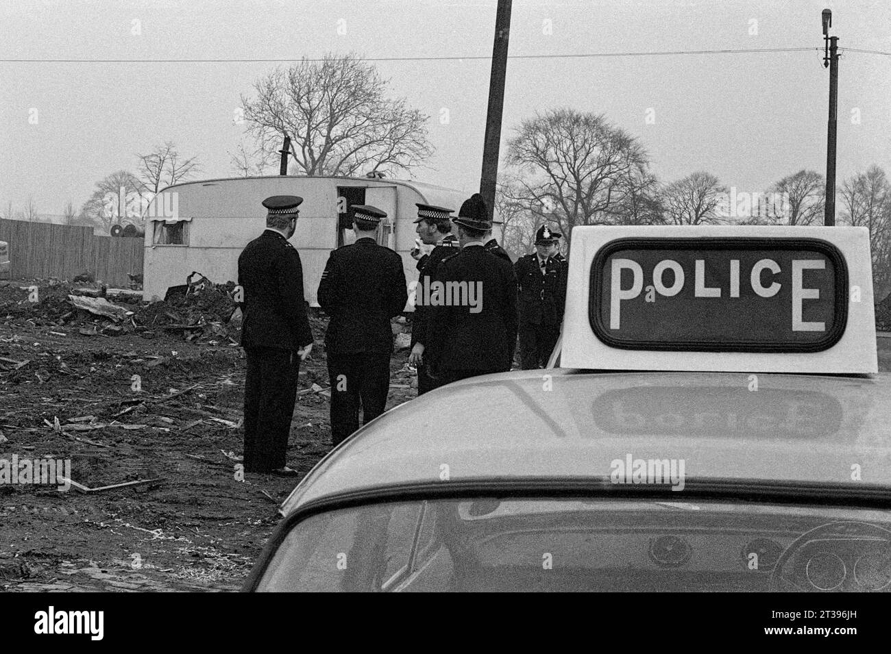 Poliziotti in zone desolate che assistono a un problema con i manifestanti o i viaggiatori durante l'evacuazione dei baraccopoli e la demolizione di St Ann's, Nottingham. 1969-1972 Foto Stock
