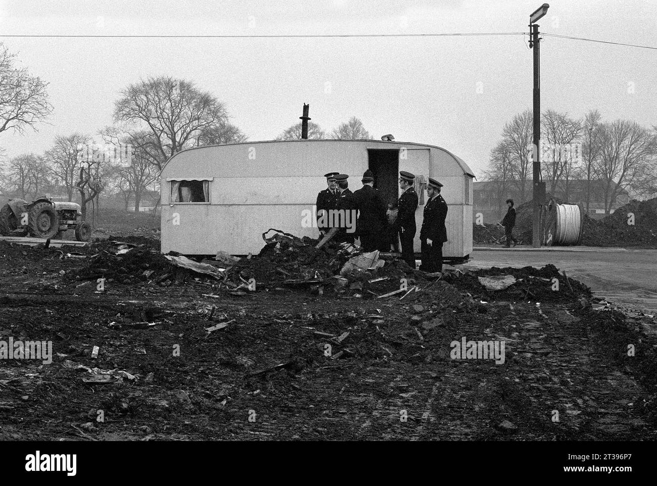 Poliziotti in zone desolate che assistono a un problema con i manifestanti o i viaggiatori durante l'evacuazione dei baraccopoli e la demolizione di St Ann's, Nottingham. 1969-1972 Foto Stock