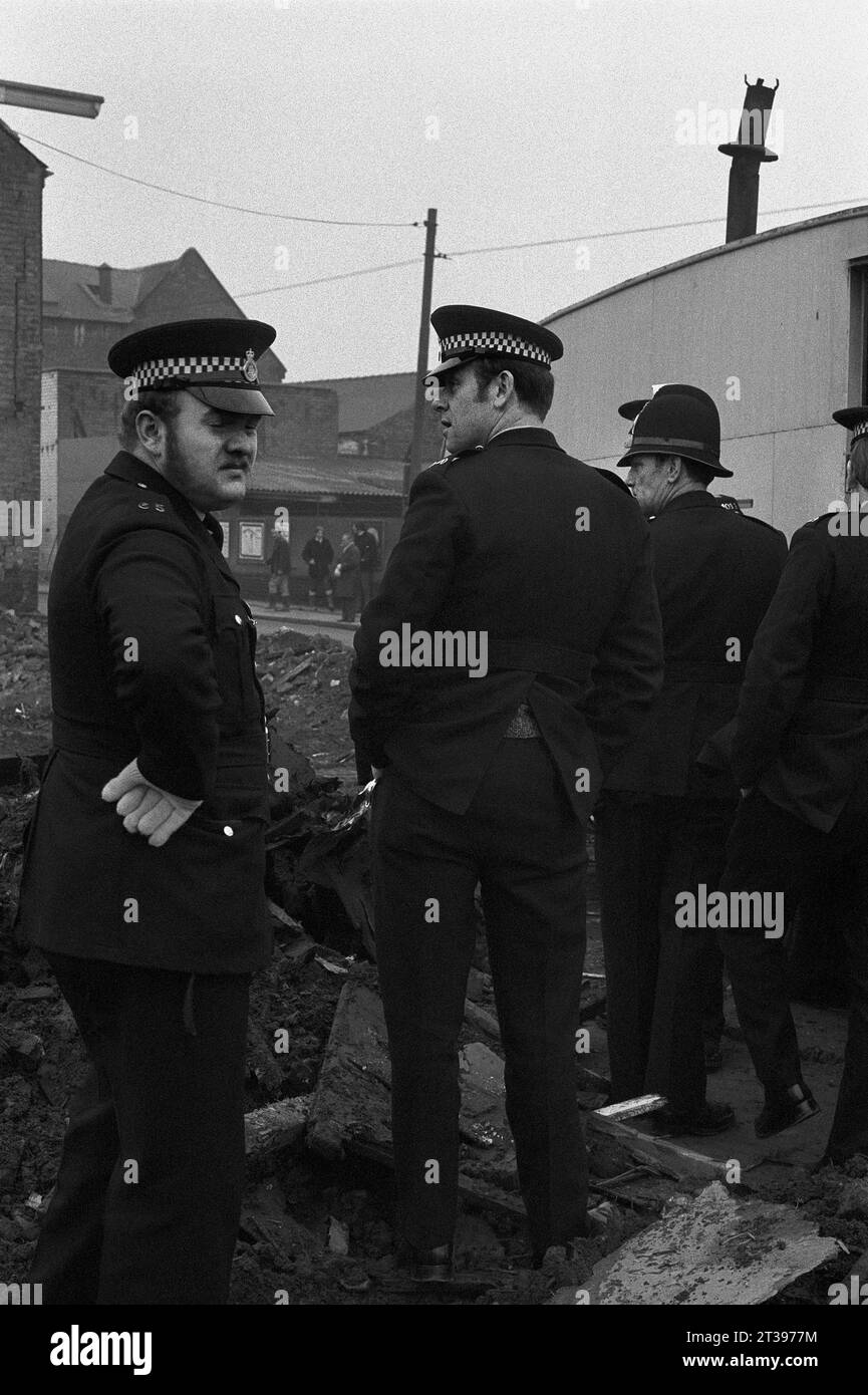 Un gruppo di poliziotti fuori da una carovana di viaggiatori in terre desolate durante la protesta per l'eliminazione dei bassifondi e la demolizione di St Ann's, Nottingham. 1969-1972 Foto Stock