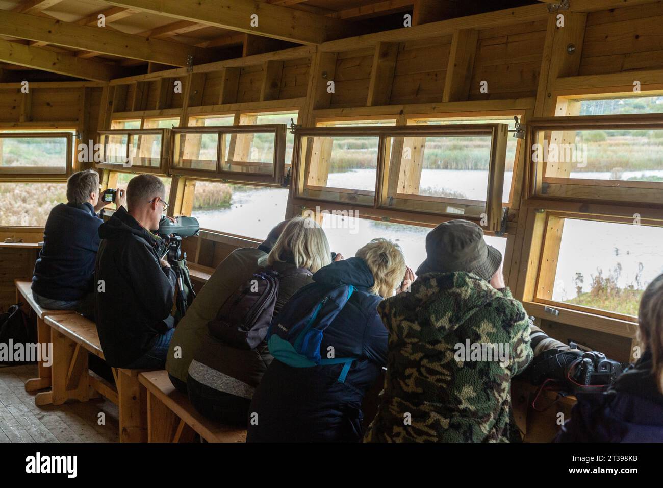 Birdwatchers in un nascondiglio al RSPB Burton Mere, Wirral, Cheshire, Inghilterra. Foto Stock