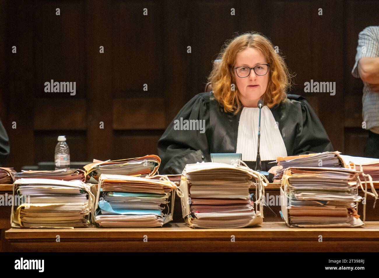 Dendermonde, Belgio. 24 ottobre 2023. Il giudice Nathalie Swartenbroeckx è raffigurato durante il verdetto nel processo del medico che ha eutangizzato Tine Nys, martedì 24 ottobre 2023, davanti al tribunale di Dendermonde. La 38enne Nys è stata data eutanasia nel 2010 per liberarla da gravi sofferenze psicologiche. La sua famiglia non era d'accordo e ha intrapreso un'azione legale. Il medico è stato assolto in precedenza dalle Fiandre orientali assise corte. BELGA PHOTO JONAS ROOSENS Credit: Belga News Agency/Alamy Live News Foto Stock