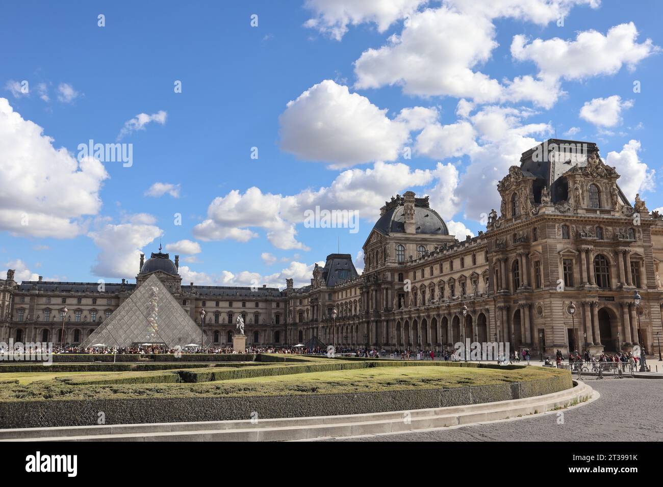 Museo del Louvre, Parigi, Francia. Piramide di Louvre. Esterno del Louvre. Architettura del Louvre. Foto Stock