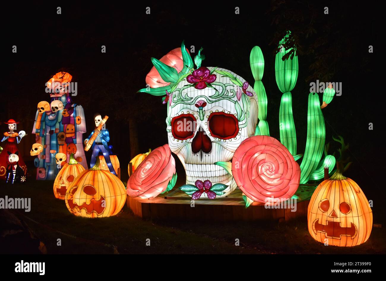 Una scena di Halloween in lanterne a Land of Lights a Gulliver's Land, Milton Keynes. Foto Stock