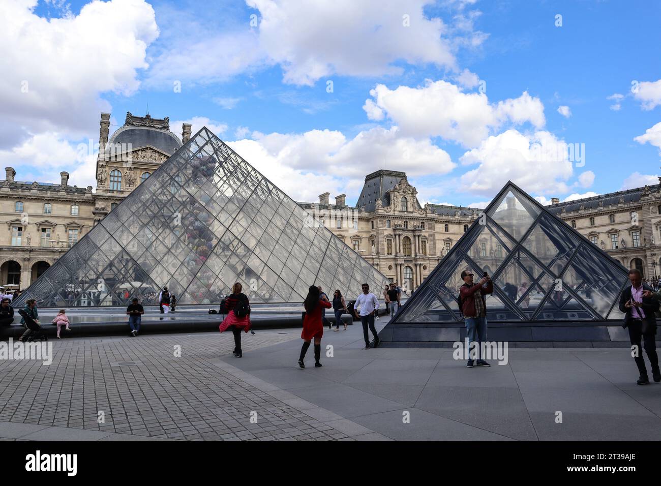 Museo del Louvre, Parigi, Francia. Piramide di Louvre. Esterno del Louvre. Architettura del Louvre. Foto Stock