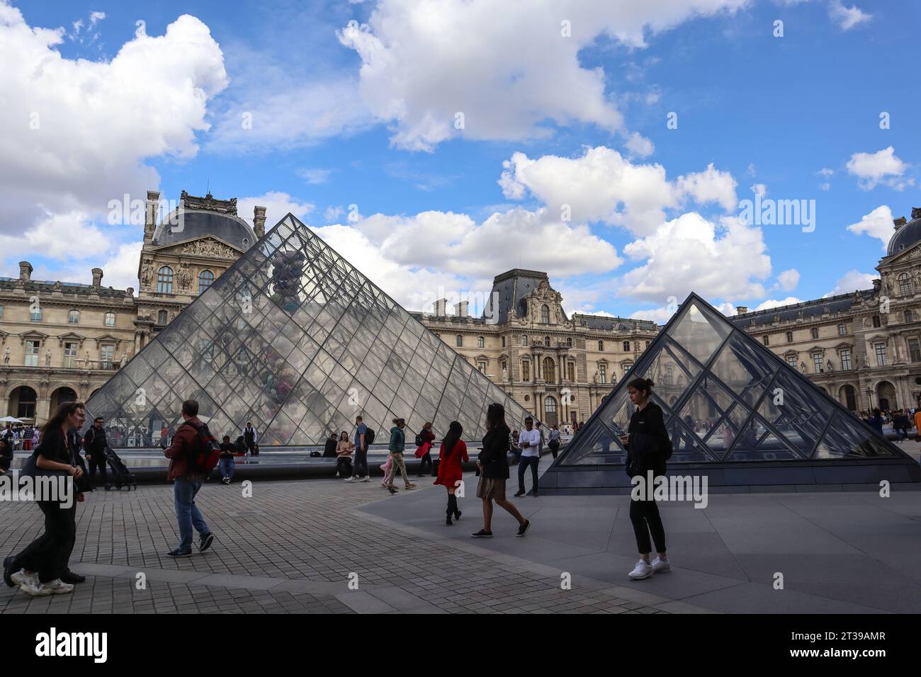 Museo del Louvre, Parigi, Francia. Piramide di Louvre. Esterno del Louvre. Foto Stock