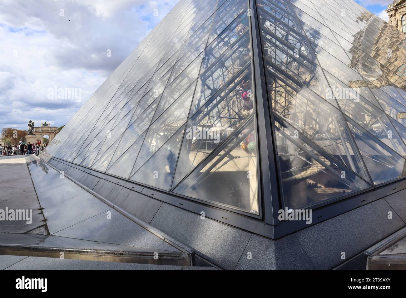 Museo del Louvre, Parigi, Francia. Piramide di Louvre. Esterno del Louvre. Foto Stock