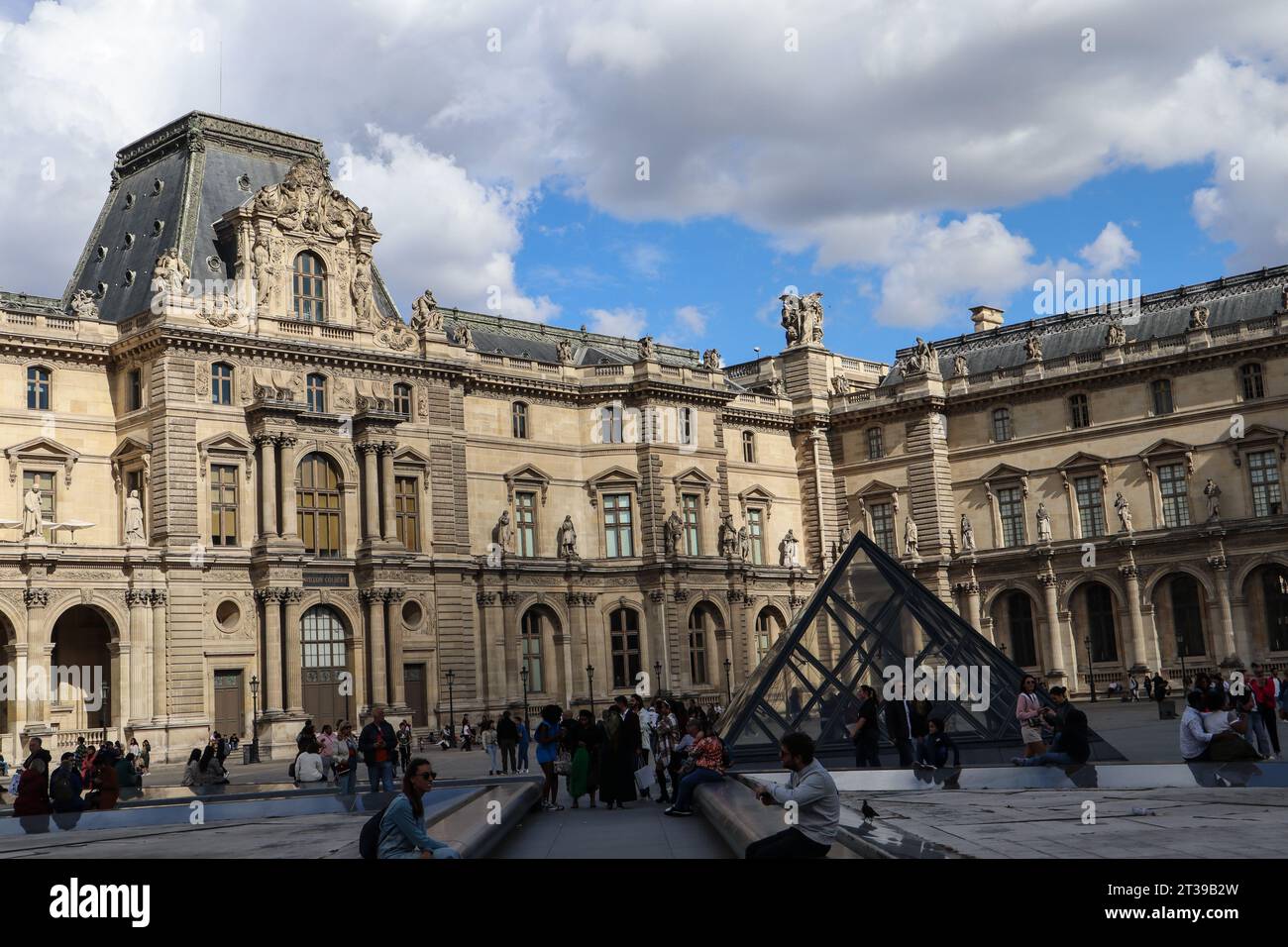 Museo del Louvre, Parigi, Francia. Architettura del Louvre. Piramide di Louvre. Esterno del Louvre. Foto Stock