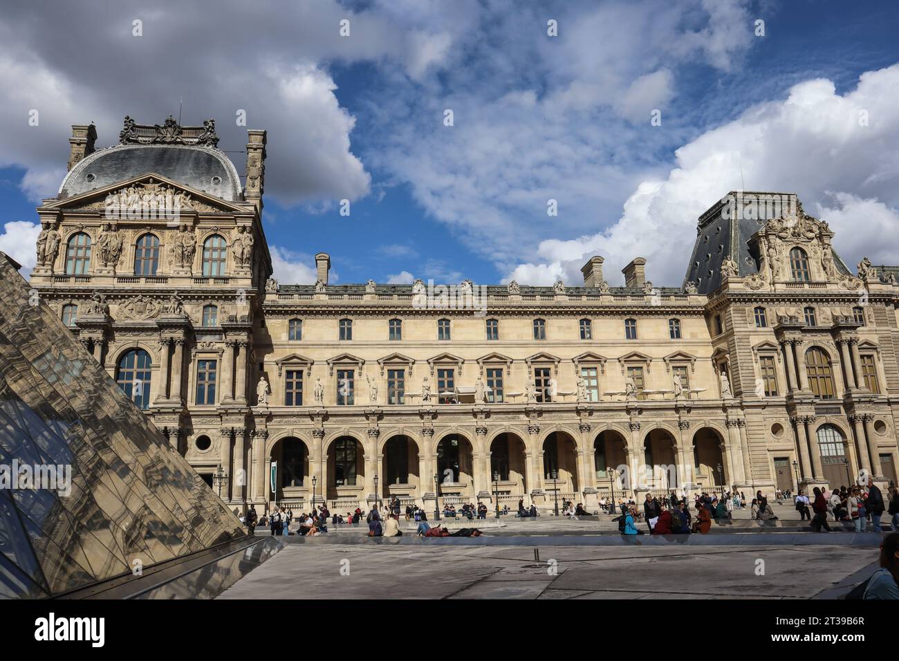 Museo del Louvre, Parigi, Francia. Architettura del Louvre. Piramide di Louvre. Esterno del Louvre. Foto Stock