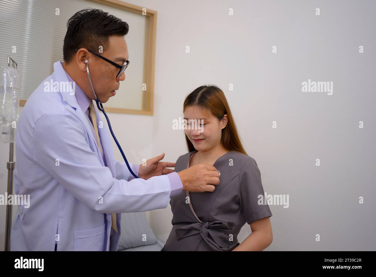 Donna incinta visita medico per visita medica. Concetto di assistenza sanitaria. Foto Stock