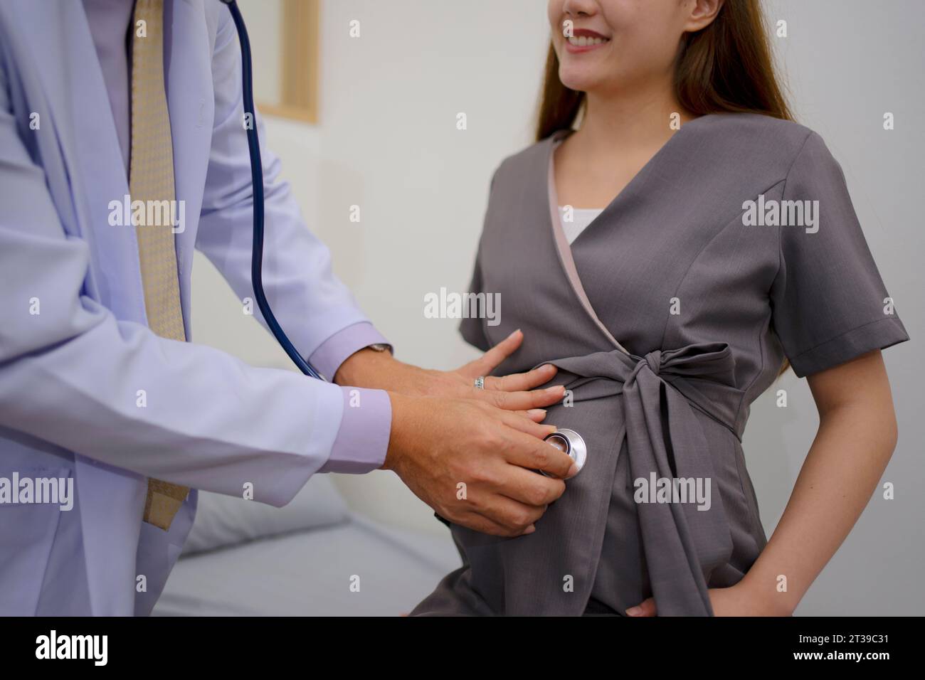 Donna incinta visita medico per visita medica. Concetto di assistenza sanitaria. Foto Stock