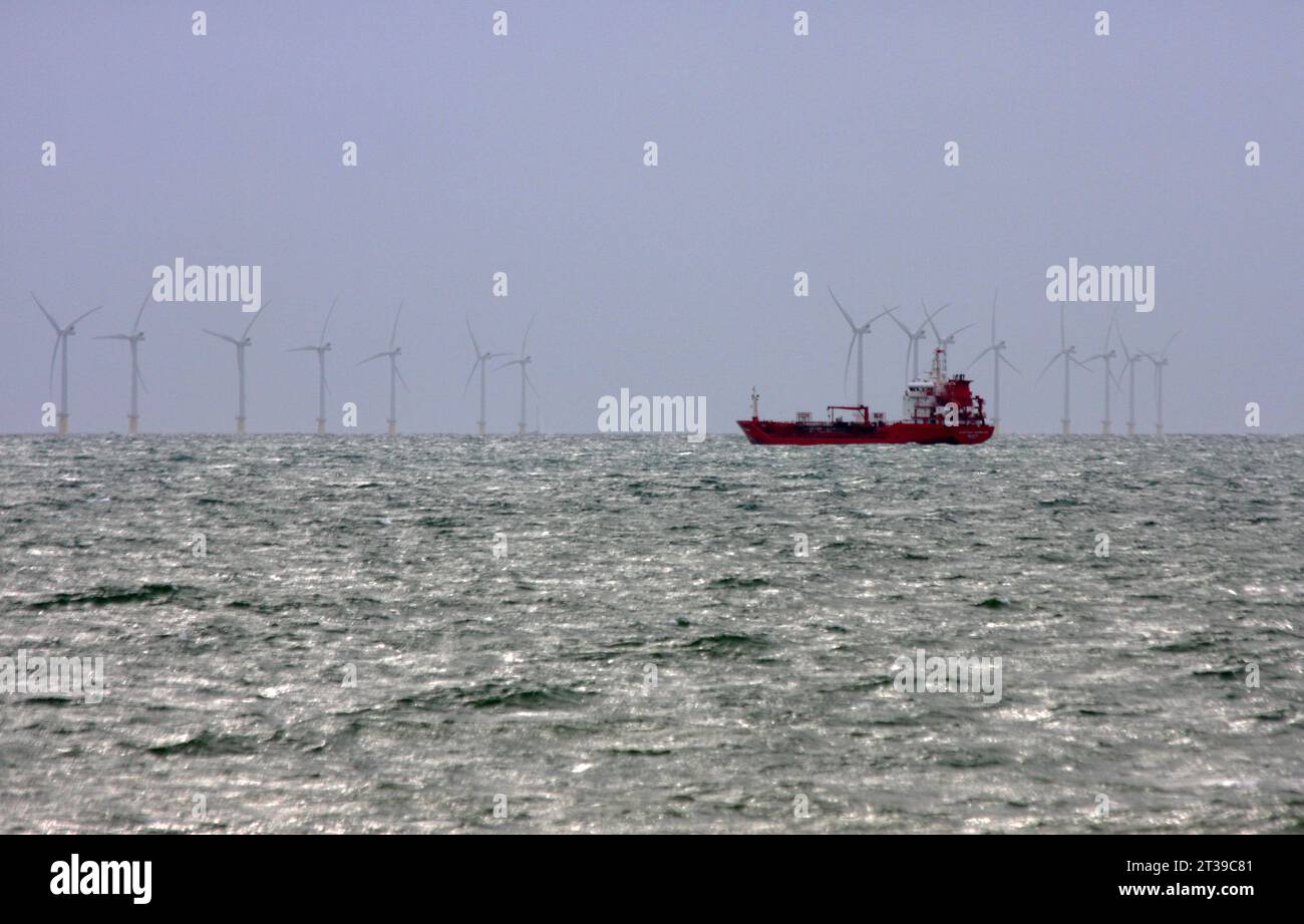 Una nave passa di fronte alla centrale eolica offshore di Raviera a Shoreham West Sussex Foto Stock