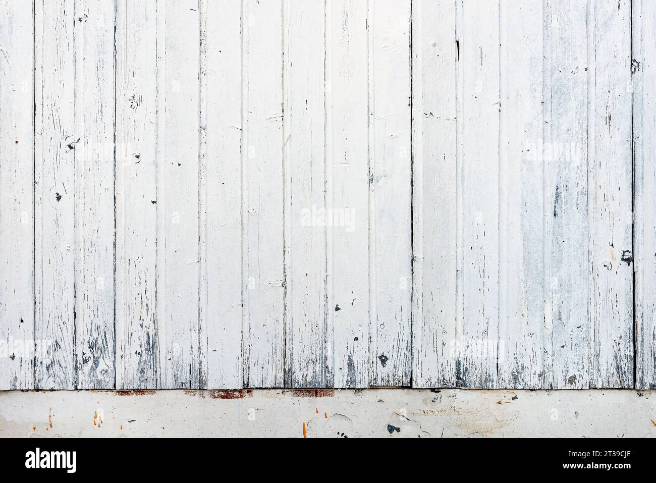Sfondo di legno bianco, vecchie tavole di legno usurate con segni di età Foto Stock