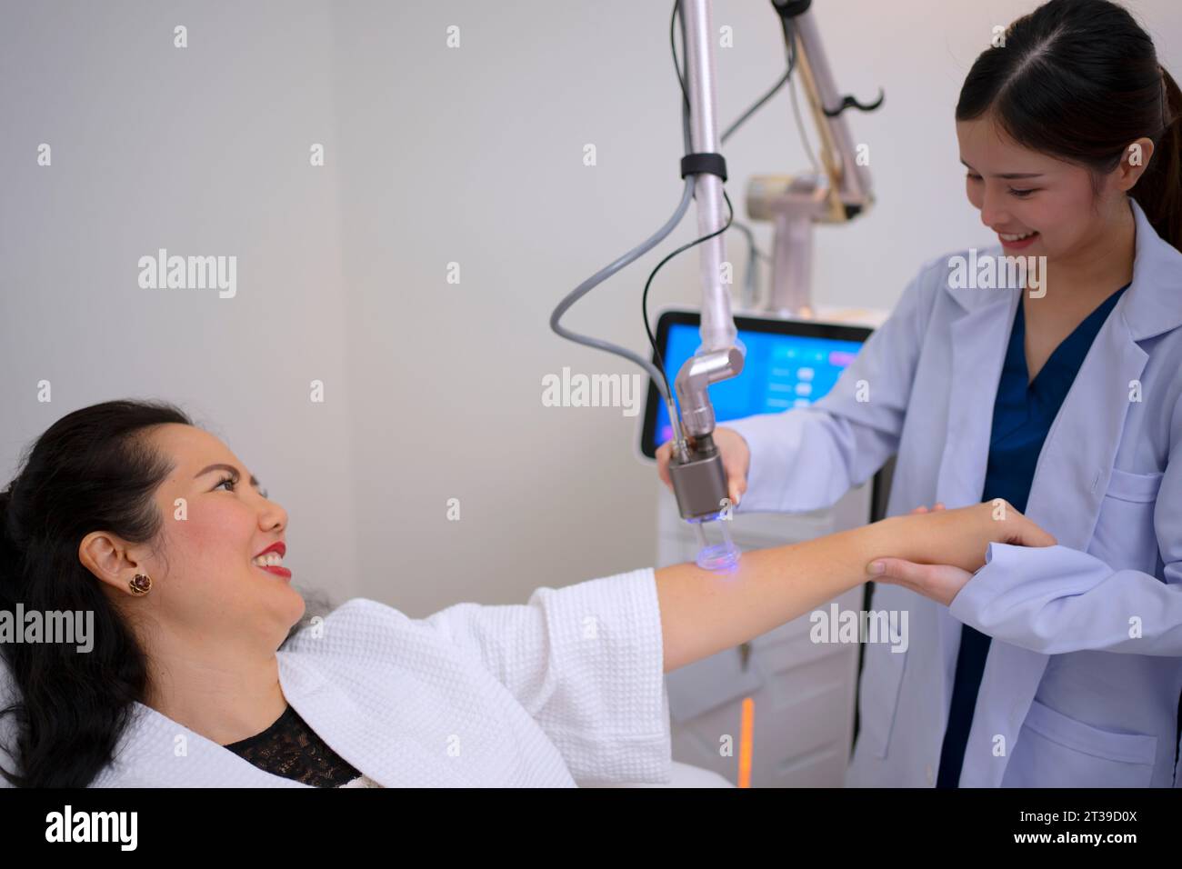 Una bella donna va a usare il servizio alla clinica di bellezza. Concetto di bellezza e assistenza sanitaria. Foto Stock