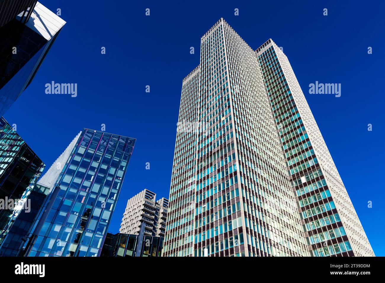 Alto edificio in stile internazionale degli anni '1970, la Euston Tower in Regent's Place, Londra, Inghilterra Foto Stock