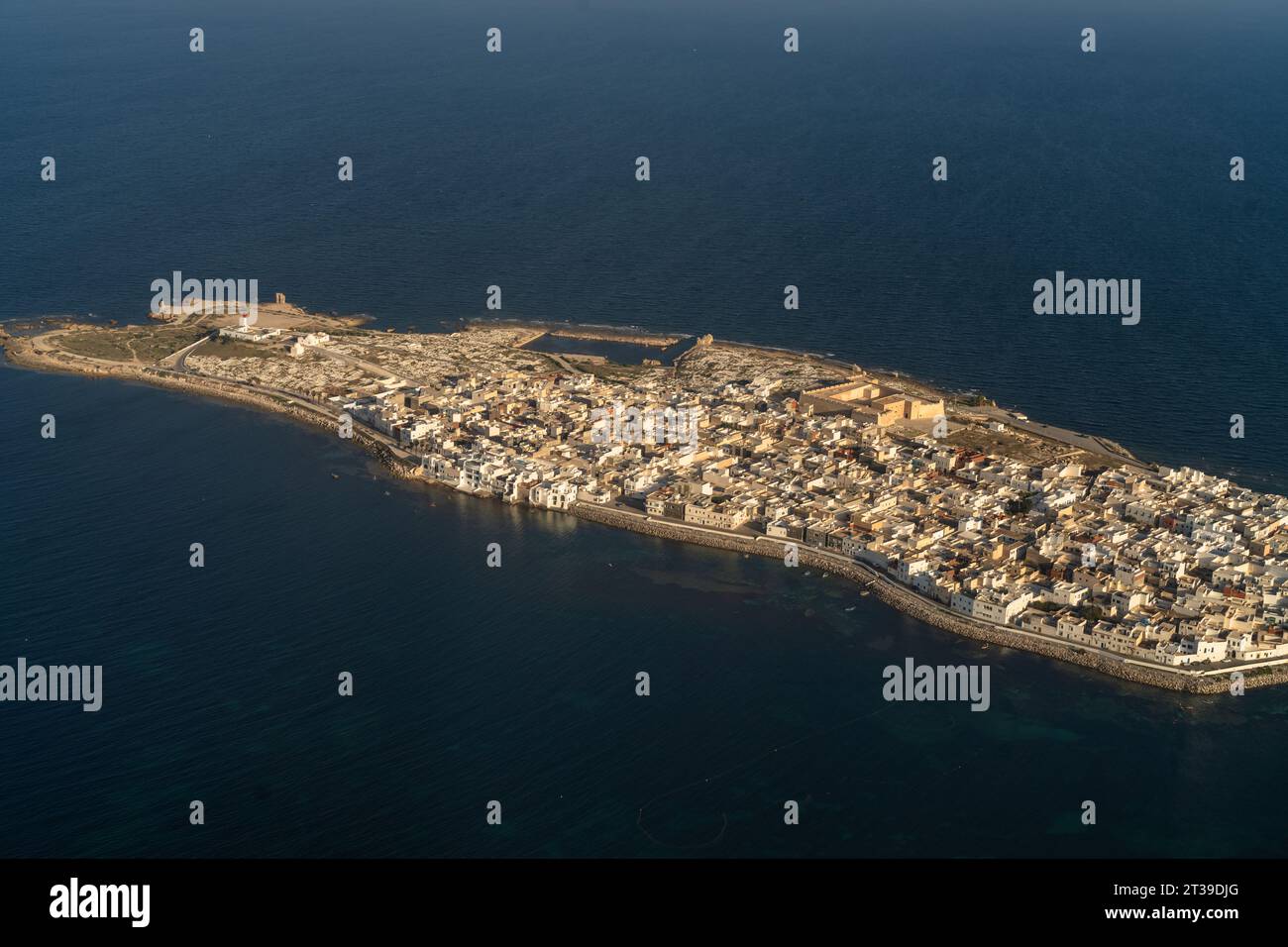 Vista aerea della costa tunisina e della città di Mahdia. Foto Stock