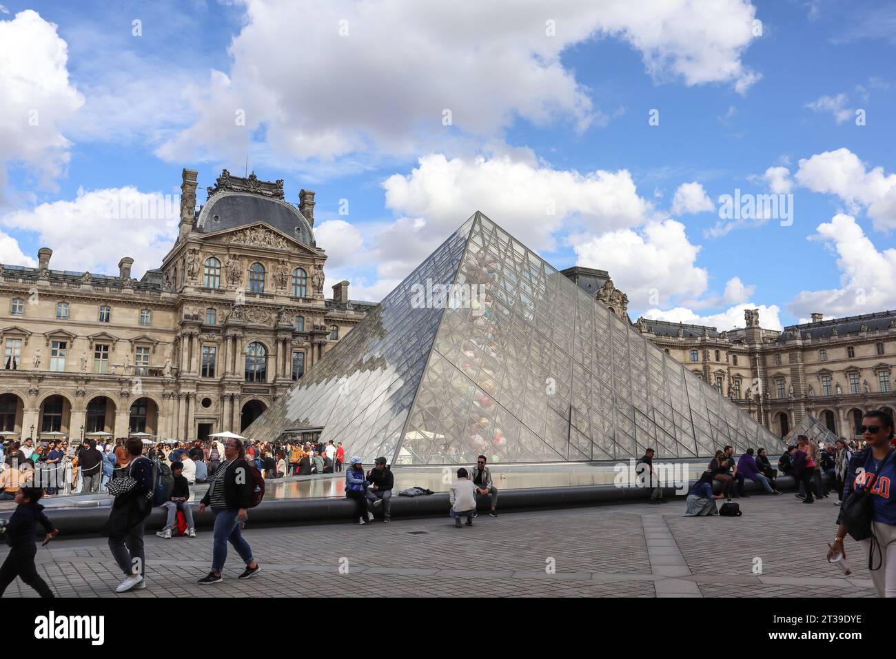 Museo del Louvre, Parigi, Francia. Piramide di Louvre. Esterno del Louvre. Architettura del Louvre. Foto Stock