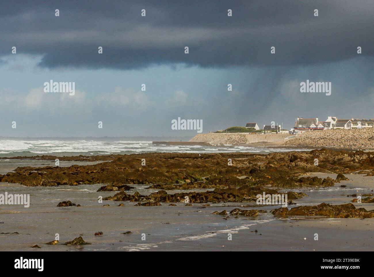 Piove su una spiaggia a Penhors, Pays Bigouden, Bretagne, Francia Foto Stock