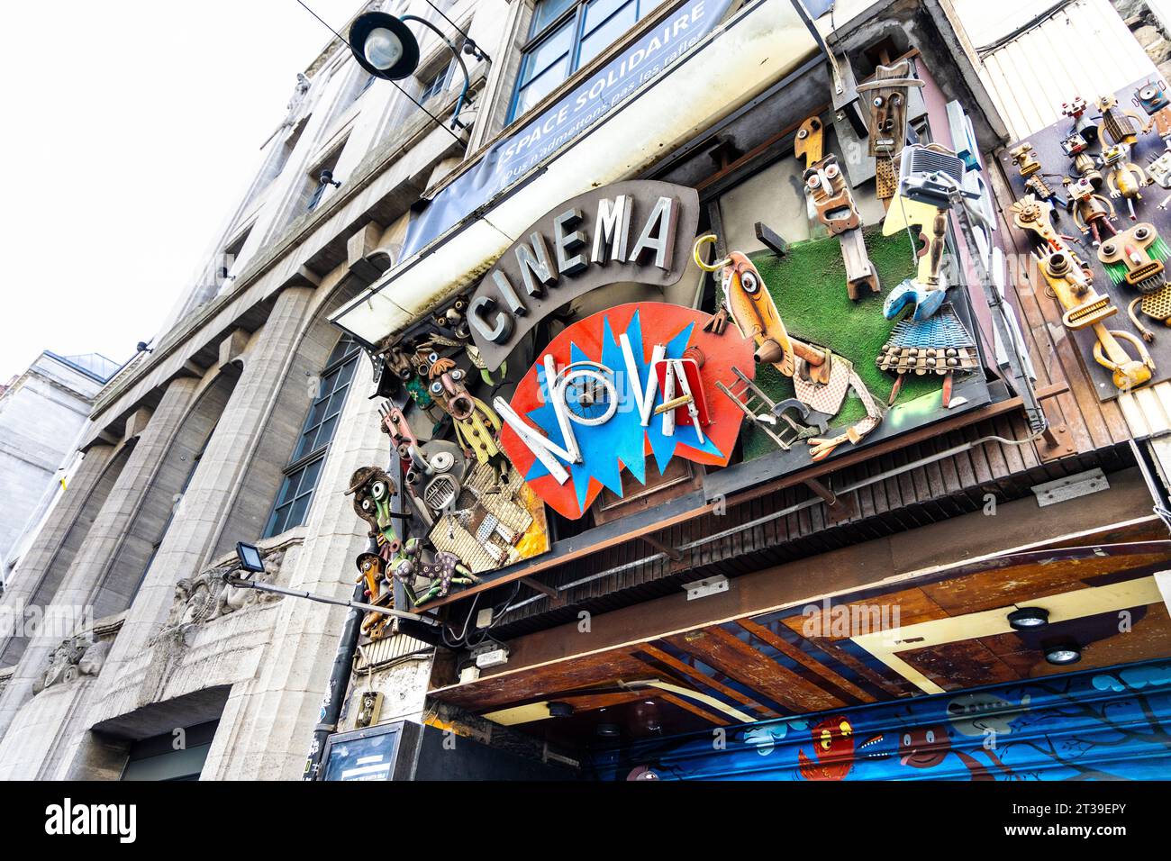 Esterno del Nova Cinema con decorazioni in stile bric-a-brac sull'ingresso, Bruxelles, Belgio Foto Stock