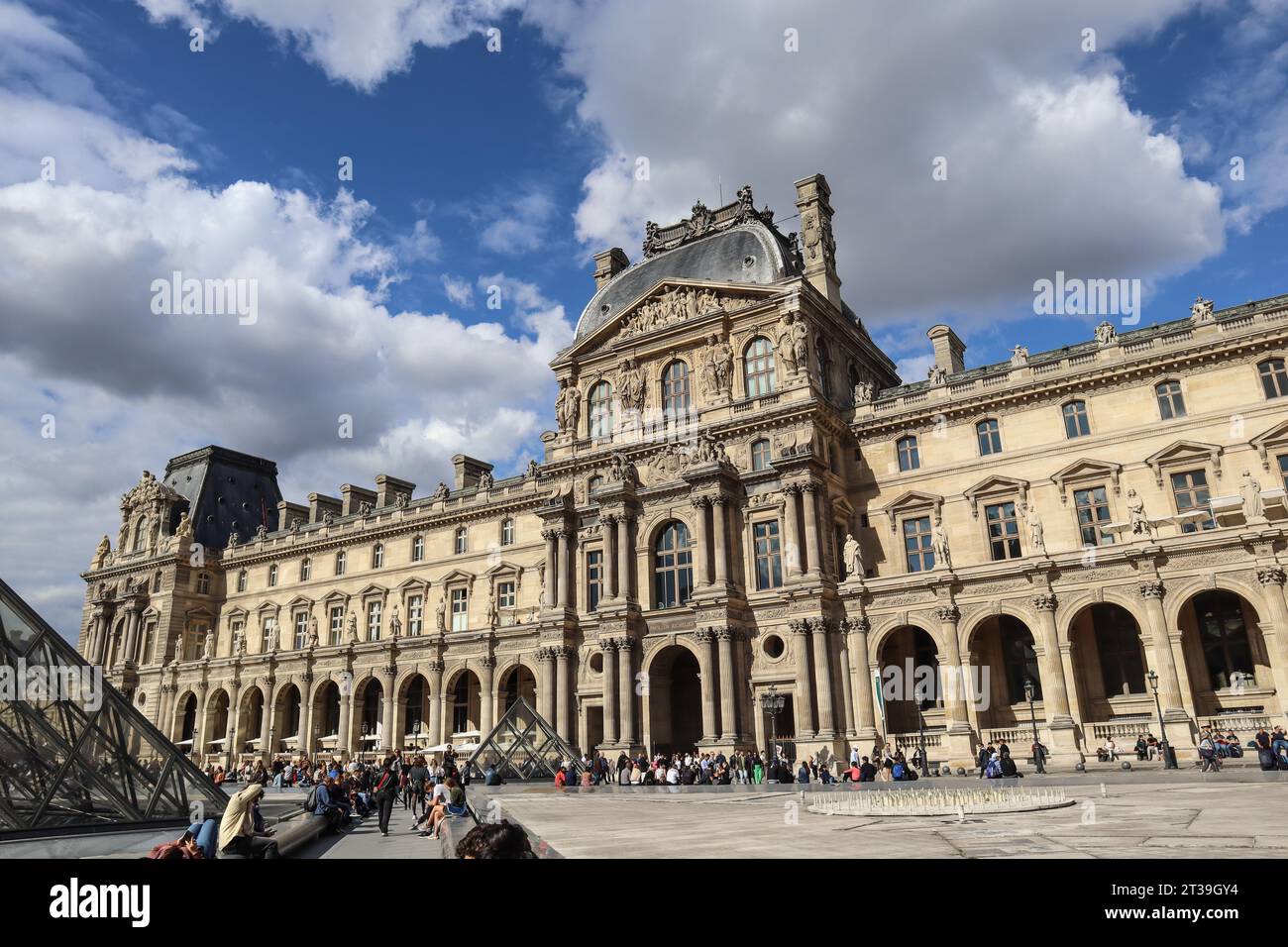 Museo del Louvre, Parigi, Francia. Architettura del Louvre. Piramide di Louvre. Esterno del Louvre. Foto Stock
