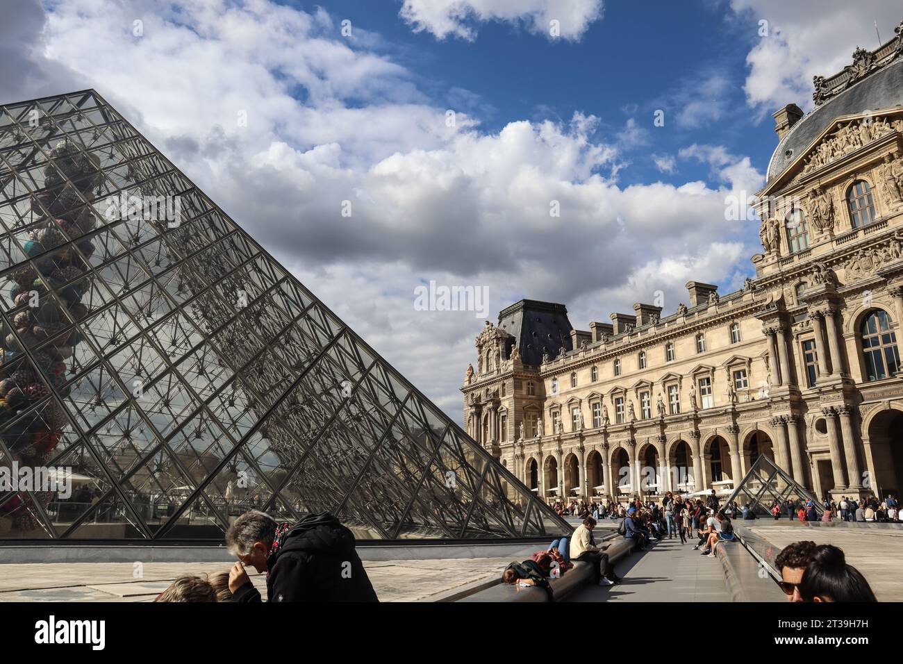 Museo del Louvre, Parigi, Francia. Piramide di Louvre. Esterno del Louvre. Architettura del Louvre. Foto Stock