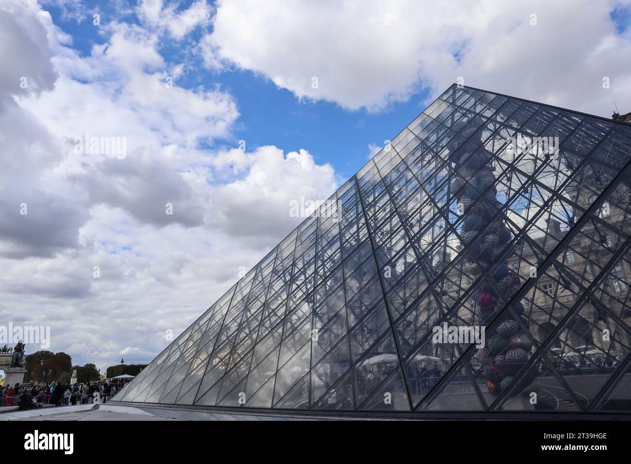 Museo del Louvre, Parigi, Francia. Piramide di Louvre. Esterno del Louvre. Foto Stock