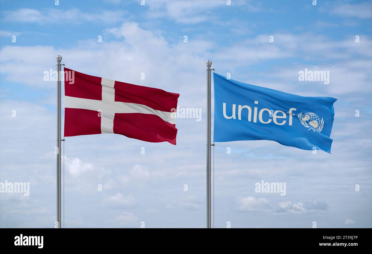 Le bandiere dell'UNICEF e della Danimarca sventolano insieme nel vento sul cielo nuvoloso blu, concetto di relazione Foto Stock