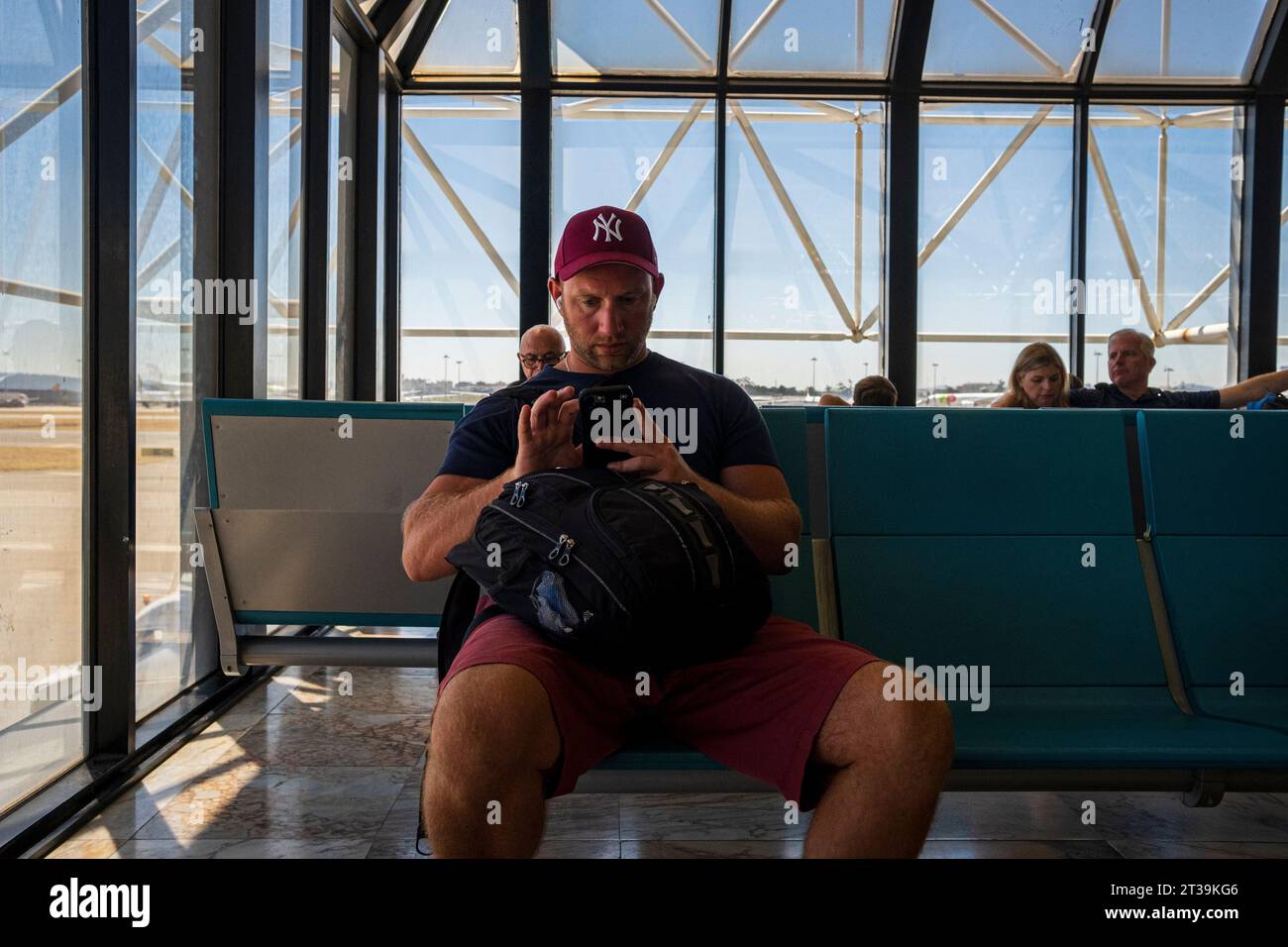 Lisbona, Portogallo - 01 agosto 2022: Il check-in Man è al telefono al terminal dell'aeroporto di Lisbona Foto Stock
