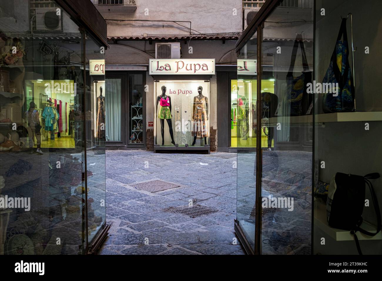 Napoli, Italia - 02 agosto 2022: Negozio di moda in un atrio all'aperto Foto Stock