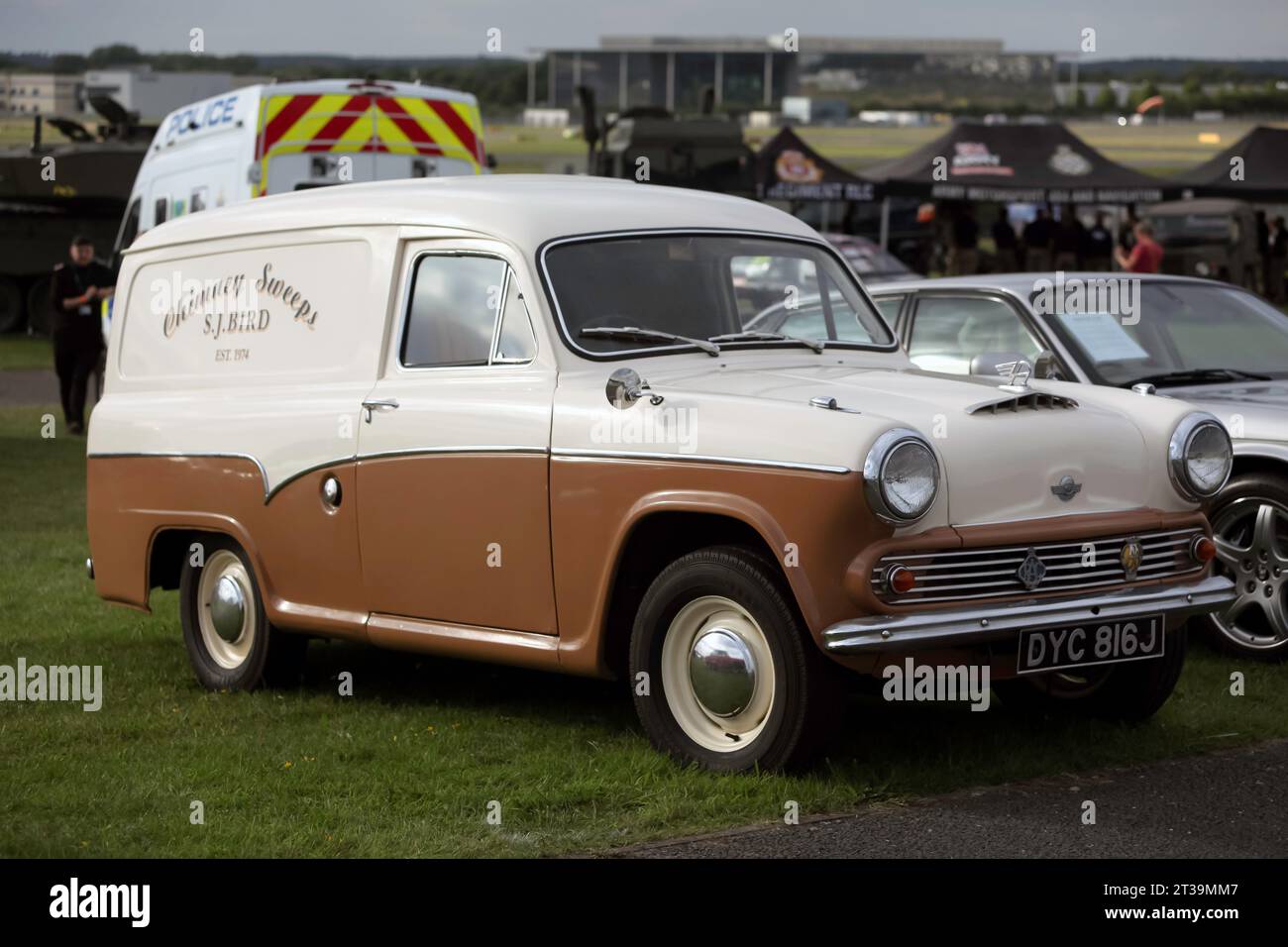 Vista frontale di tre quarti di un furgone commerciale Green and White del 1971, Morris Half Ton, in mostra al British Motor Show del 2023, Farnboro Foto Stock