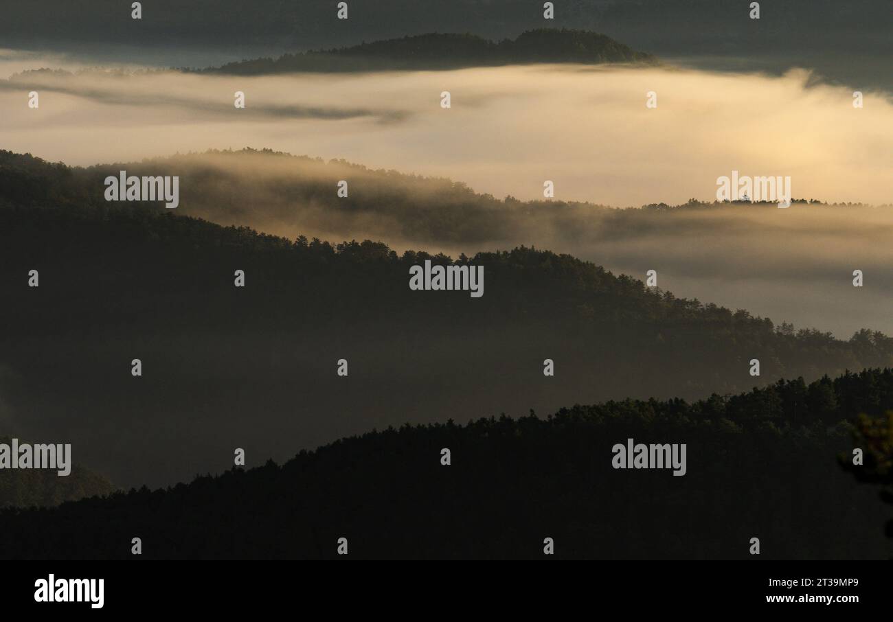 Nebbia mattutina sulla valle di Roncal, da alto de Coronas, Navarra, Spagna Foto Stock
