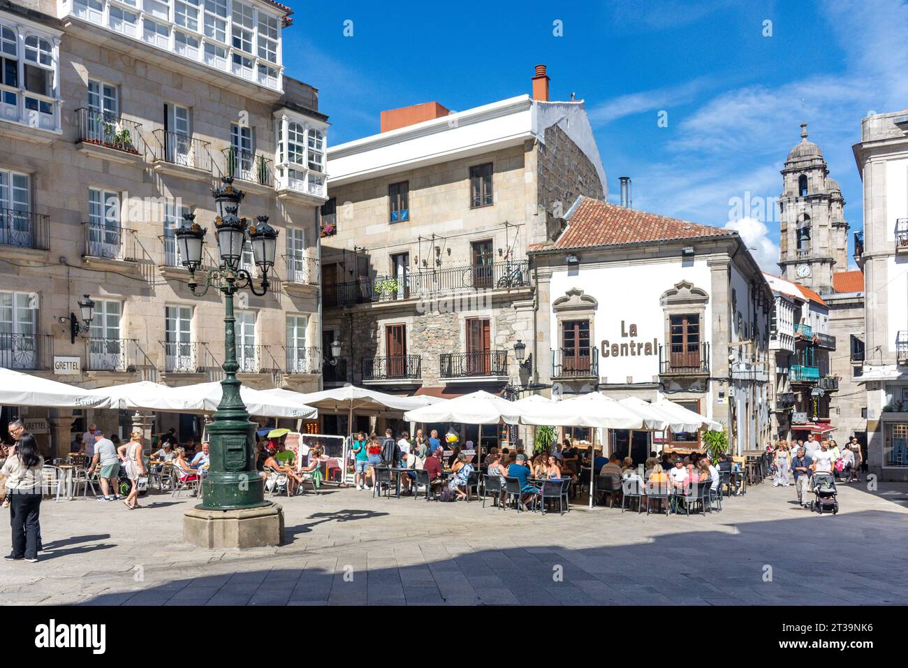 Ristoranti all'aperto, Plaza de la Constitución, città vecchia, Vigo, Provincia di Pontevedra, Galizia, Regno di Spagna Foto Stock