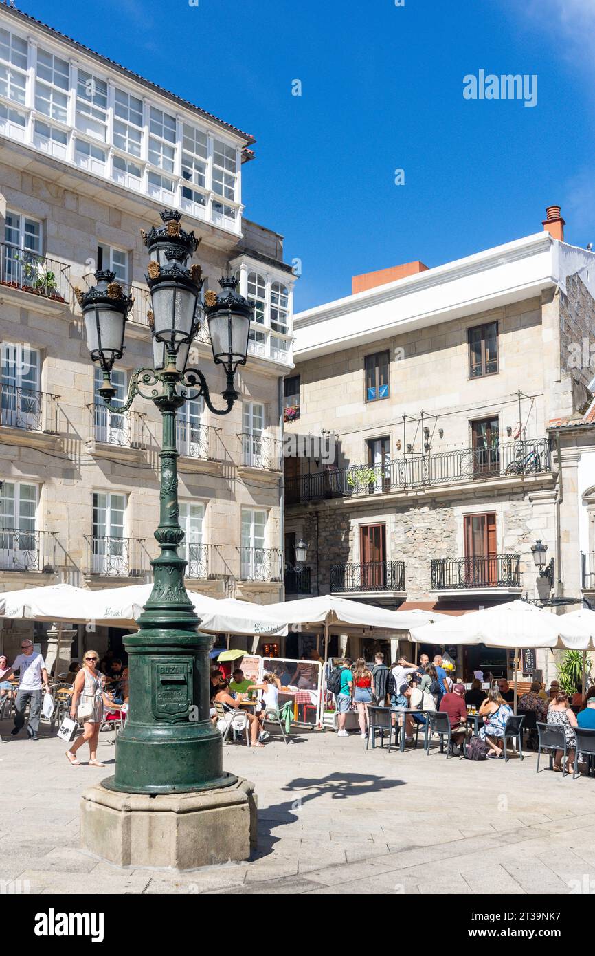 Ristoranti all'aperto, Plaza de la Constitución, città vecchia, Vigo, Provincia di Pontevedra, Galizia, Regno di Spagna Foto Stock
