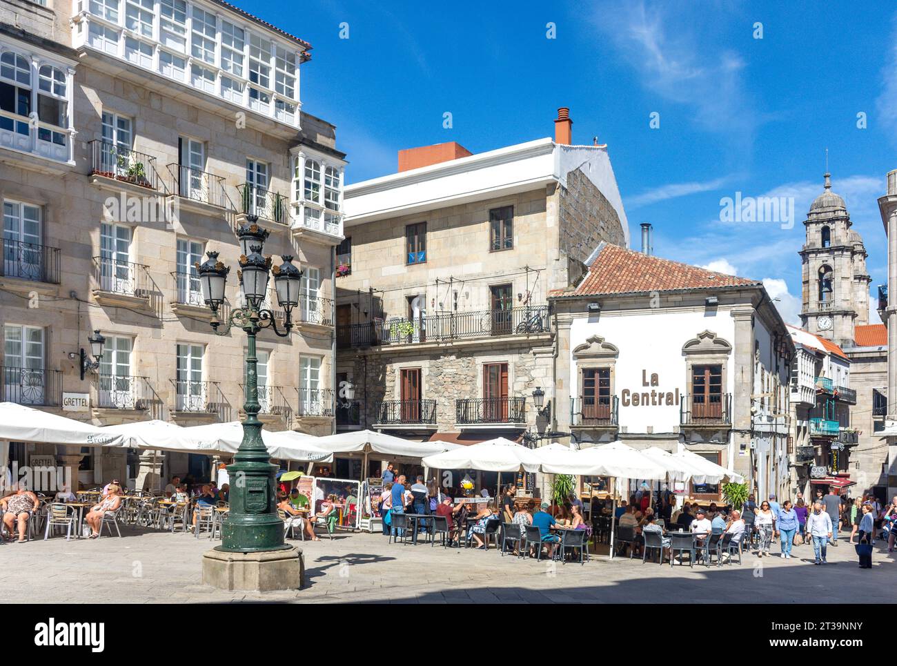 Ristoranti all'aperto, Plaza de la Constitución, città vecchia, Vigo, Provincia di Pontevedra, Galizia, Regno di Spagna Foto Stock