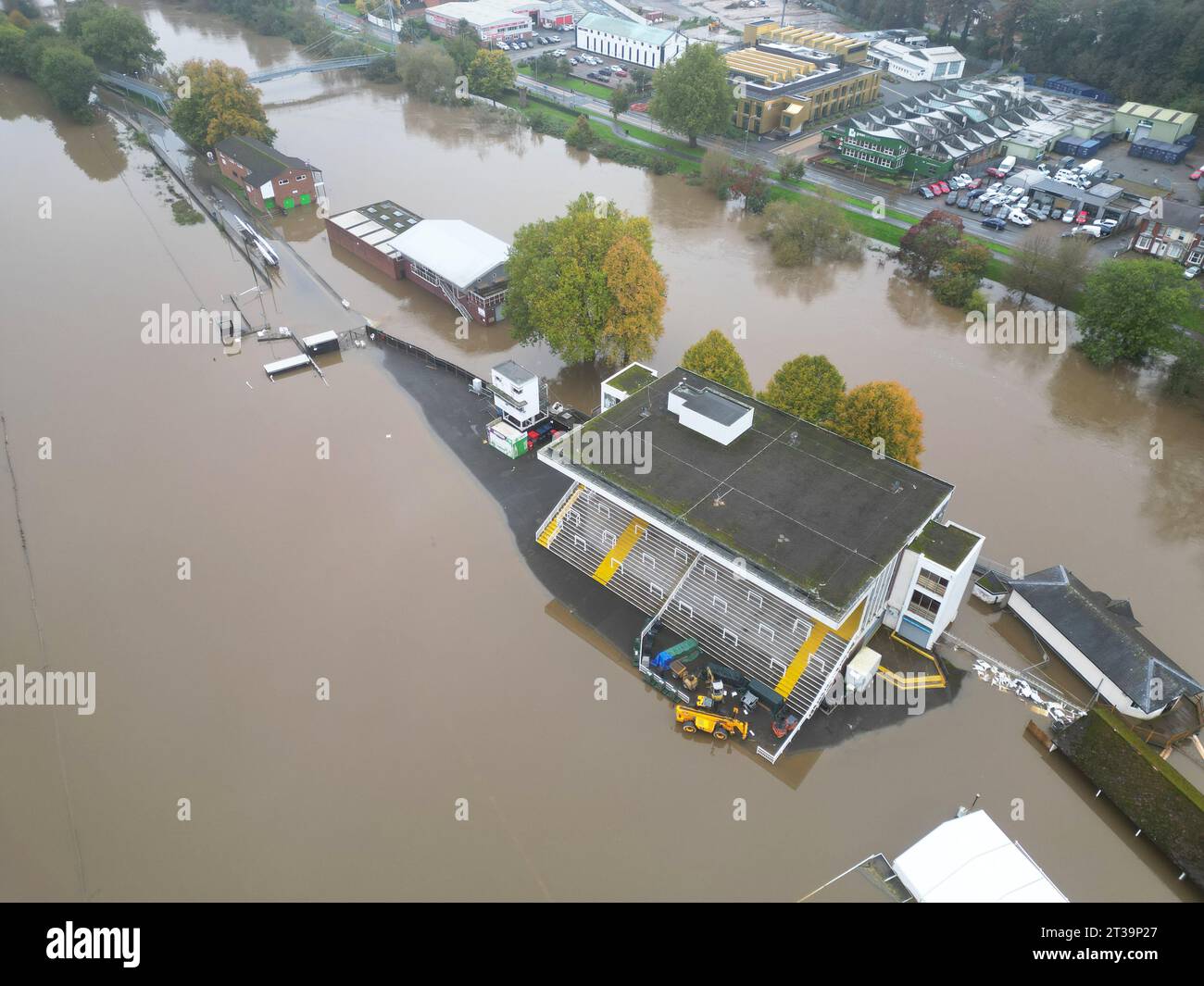 River Severn, Worcester, Worcestershire, Regno Unito – martedì 24 ottobre 2023 – inondazioni nella città di Worcester - l'ippodromo è completamente sott'acqua dall'adiacente fiume Severn. Il fiume raggiungerà il picco oggi dopo le recenti piogge pesanti durante Storm Babet - Steven May / Alamy Live News Foto Stock
