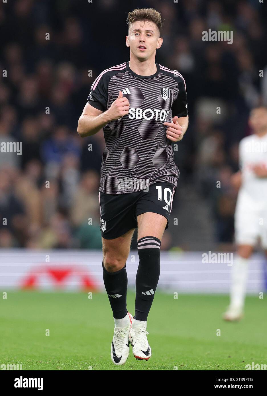 Londra, Regno Unito. 23 ottobre 2023. Tom Cairney del Fulham durante la partita di Premier League al Tottenham Hotspur Stadium di Londra. Il credito fotografico dovrebbe leggere: Paul Terry/Sportimage Credit: Sportimage Ltd/Alamy Live News Foto Stock
