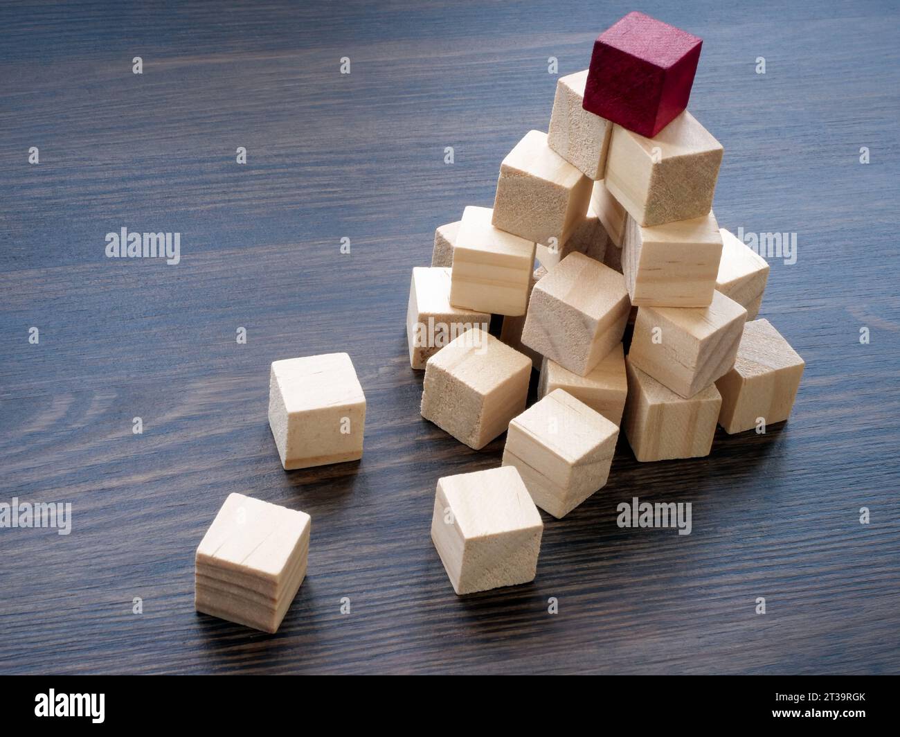Piramide di cubi con il rosso in cima come leader. Successo negli affari e nella carriera, sii il primo. Foto Stock