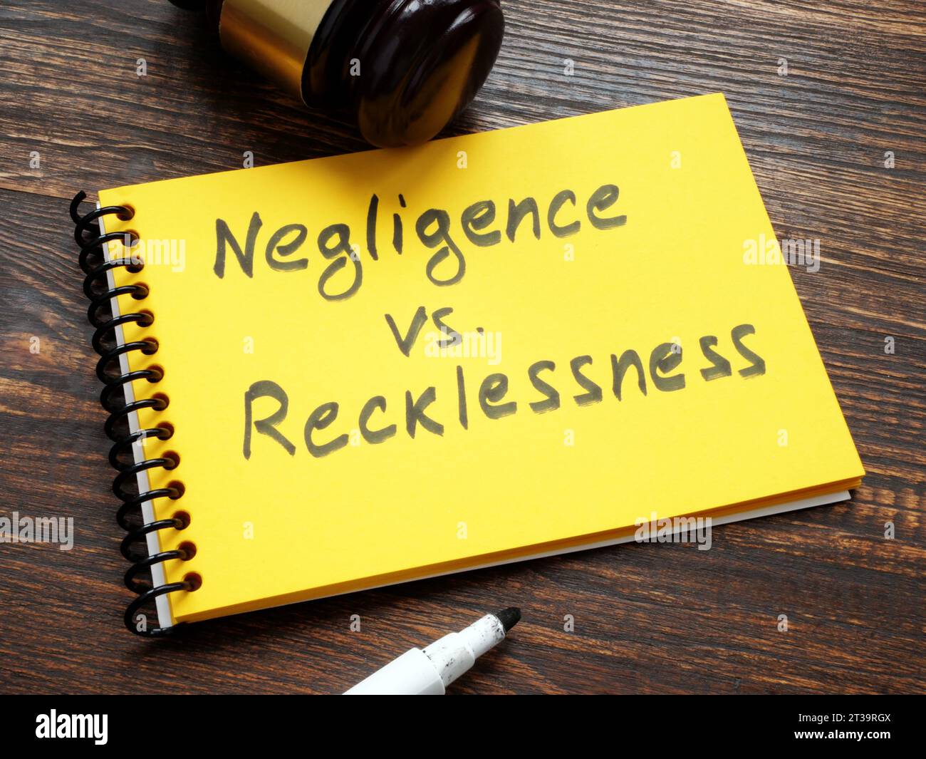 Iscrizione negligenza vs sconsideratezza e un martelletto. Foto Stock