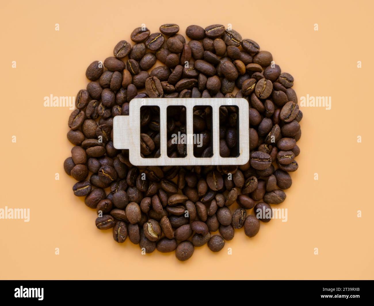 Chicchi di caffè e simbolo della batteria per allegria ed energia. Arte contemporanea. Foto Stock