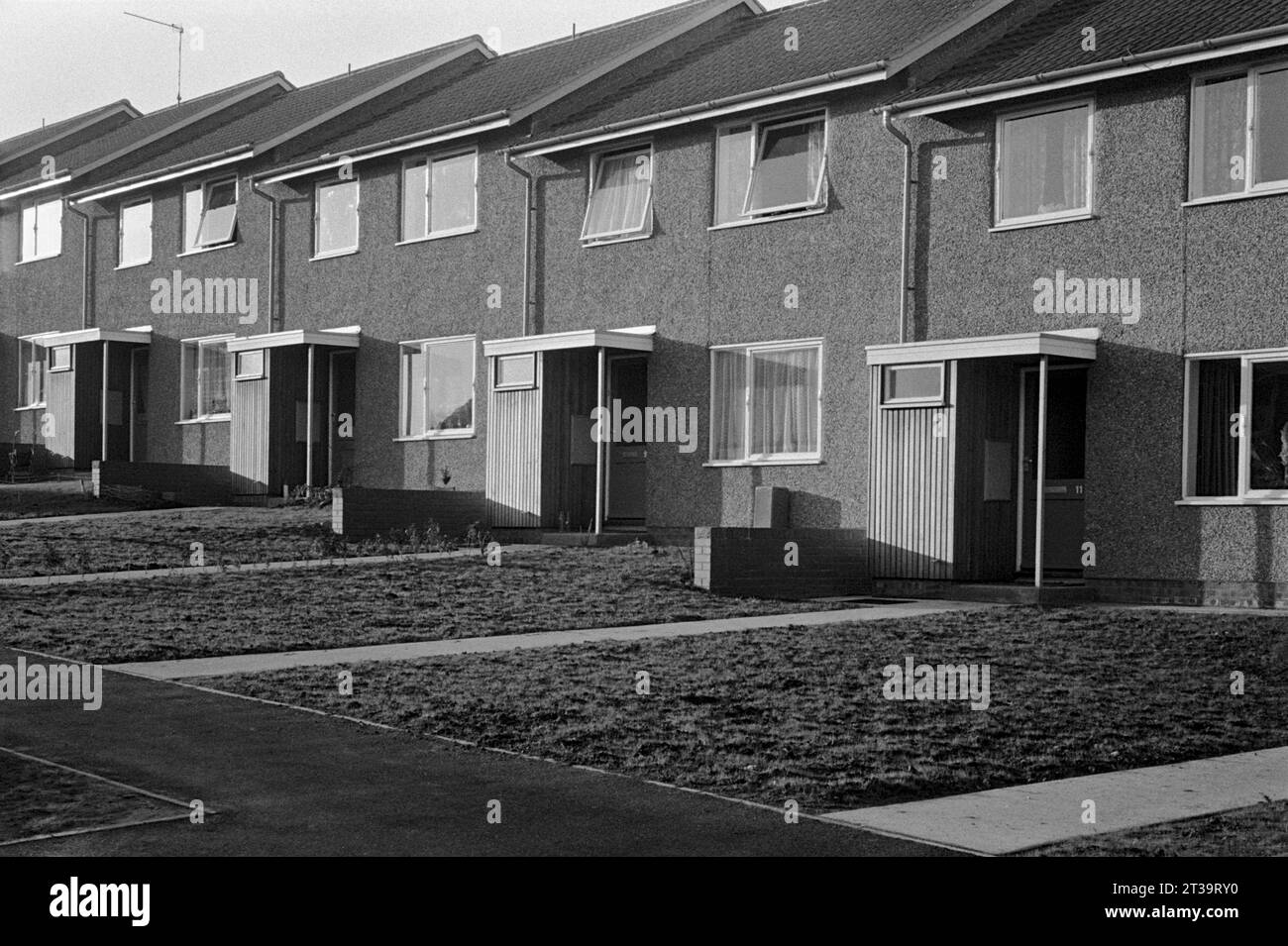 Una strada di nuove case, adiacente a Robin Hoods Chase, costruita durante lo sgombero e la demolizione di St Ann's, Nottingham.1969-1972 Foto Stock