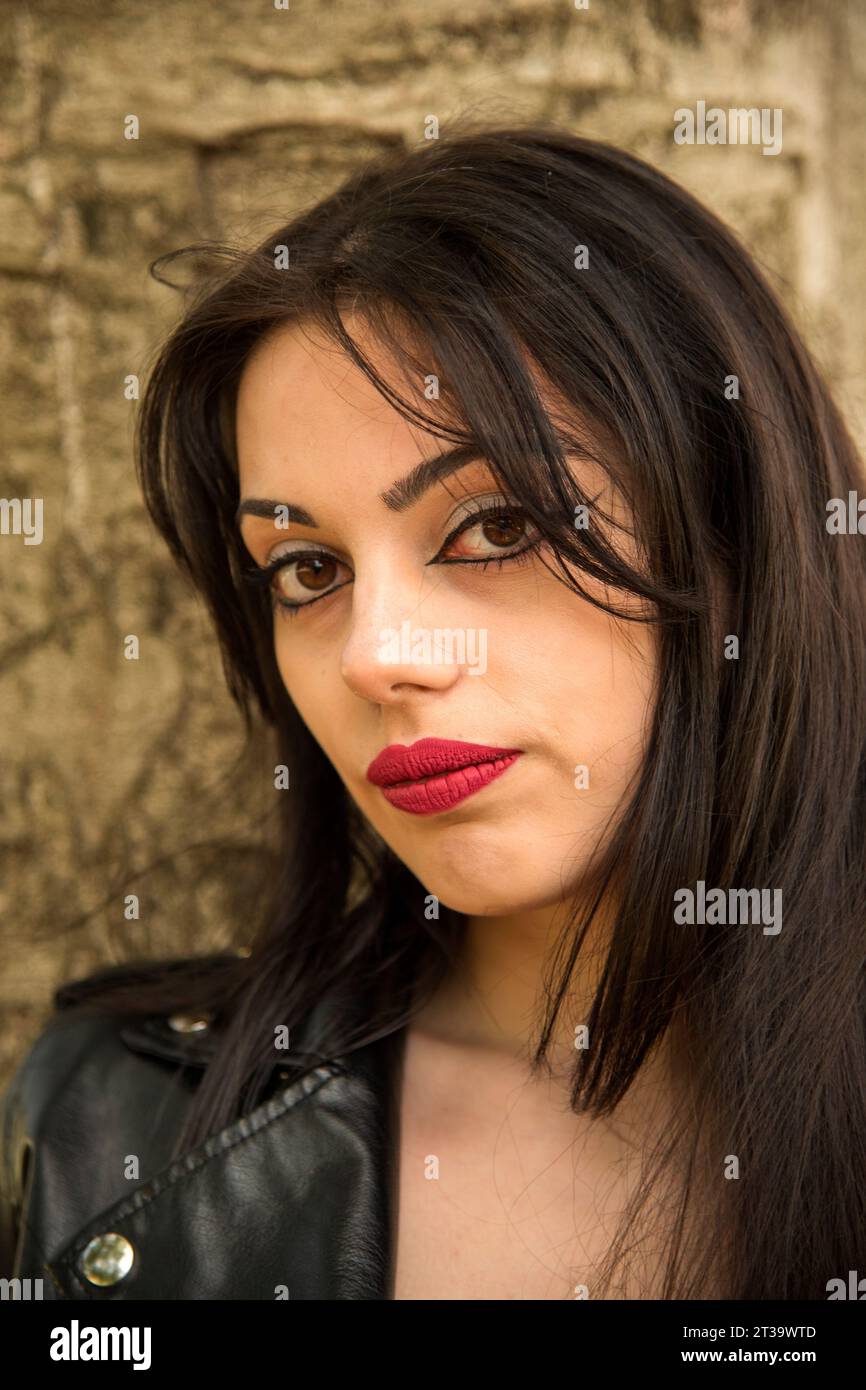 Giovane ragazza in abiti sensuali alla moda, all'aperto per le strade di Napoli Foto Stock