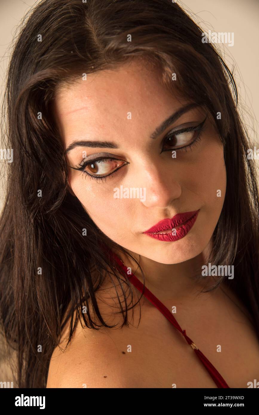 Giovane ragazza romantica in intima alla moda, in una tipica camera da letto di lusso Foto Stock