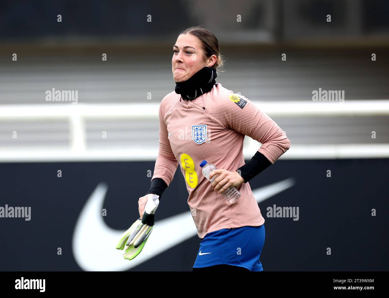 La portiere inglese Mary Earps durante una sessione di allenamento al St. George's Park, Burton-on-Trent. Data immagine: Martedì 24 ottobre 2023. Foto Stock