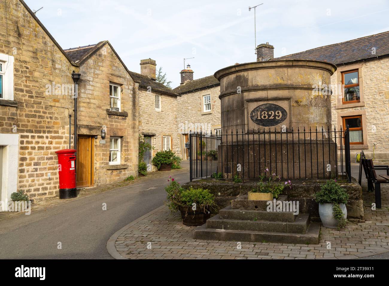 Il vecchio condotto d'acqua o serbatoio conosciuto localmente come "The Fountain" a Youlgreave o Youlgrave Derbyshire in Inghilterra Foto Stock