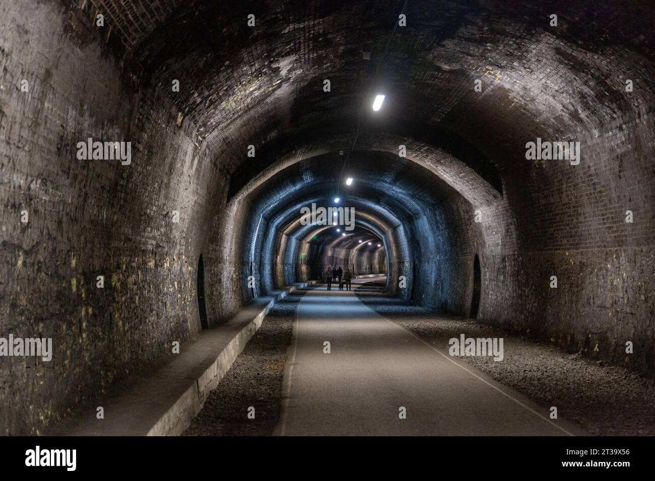 Un vecchio tunnel ferroviario in disuso sul Monsal Trail vicino a Chee Dale e Buxton Foto Stock