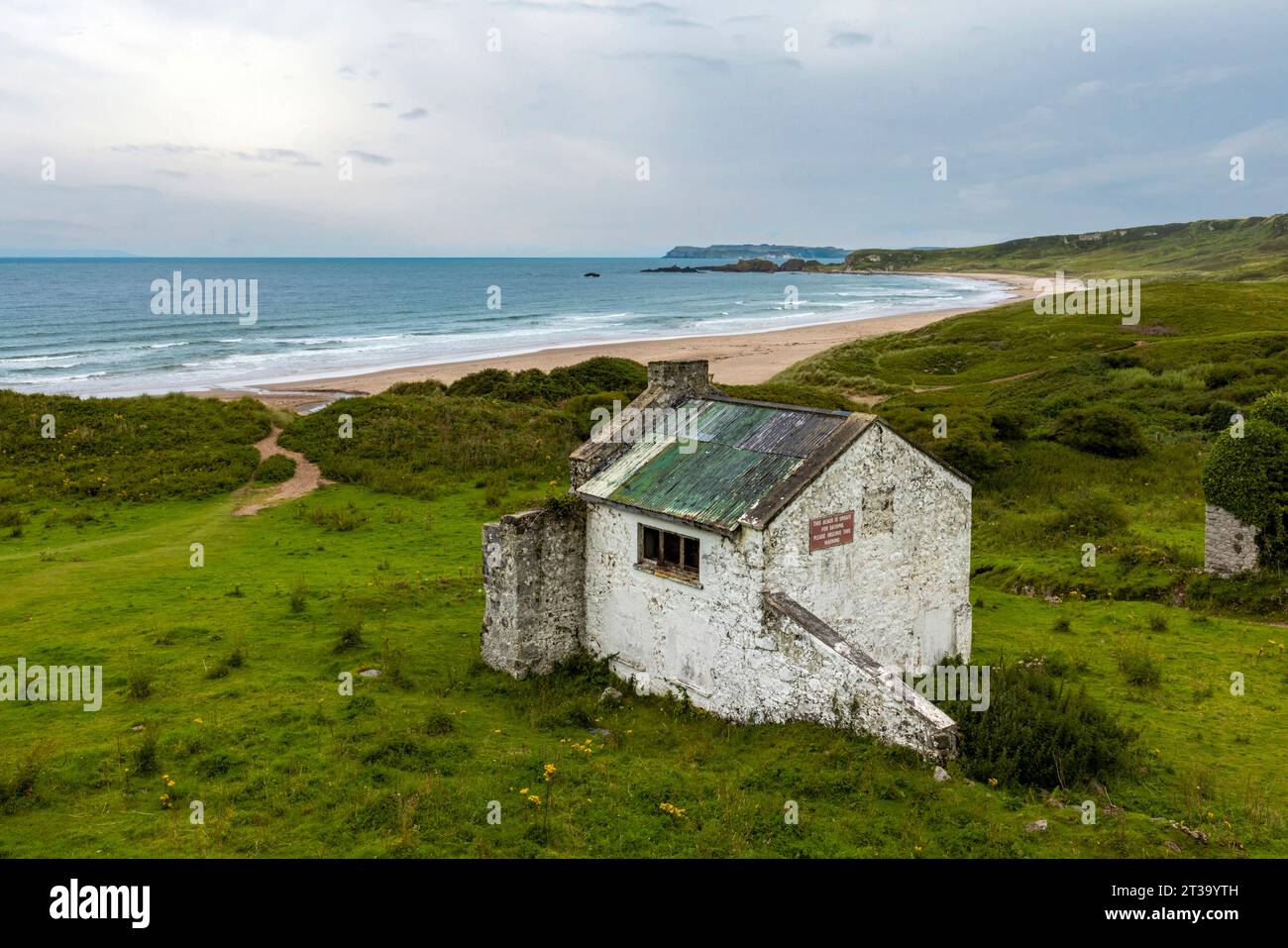 White Park Bay è una spiaggia di sabbia isolata sulla costa nord di Antrim dell'Irlanda del Nord, con splendide vedute dell'Oceano Atlantico. Foto Stock