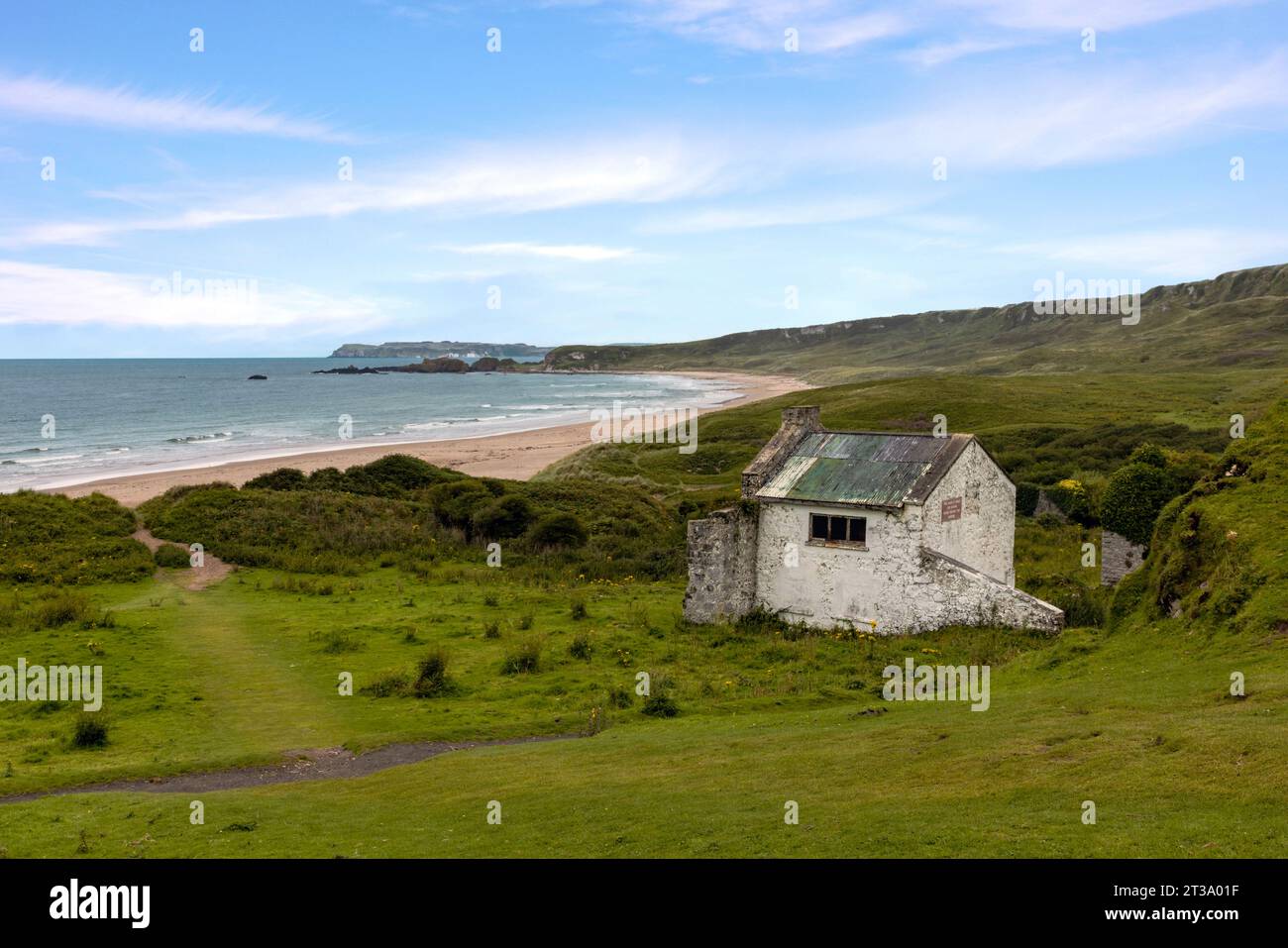 White Park Bay è una spiaggia di sabbia isolata sulla costa nord di Antrim dell'Irlanda del Nord, con splendide vedute dell'Oceano Atlantico. Foto Stock