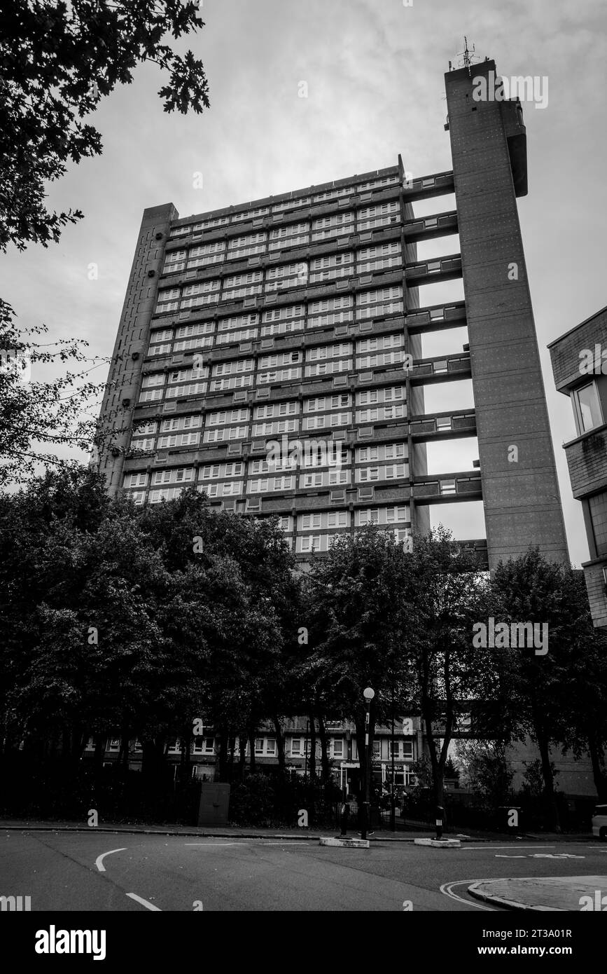 Trellick Tower, un blocco torre classificato di grado II* a North Kensington. Inaugurato nel 1972 e progettato in stile brutalista dall'architetto Ernő Goldfinger, L. Foto Stock