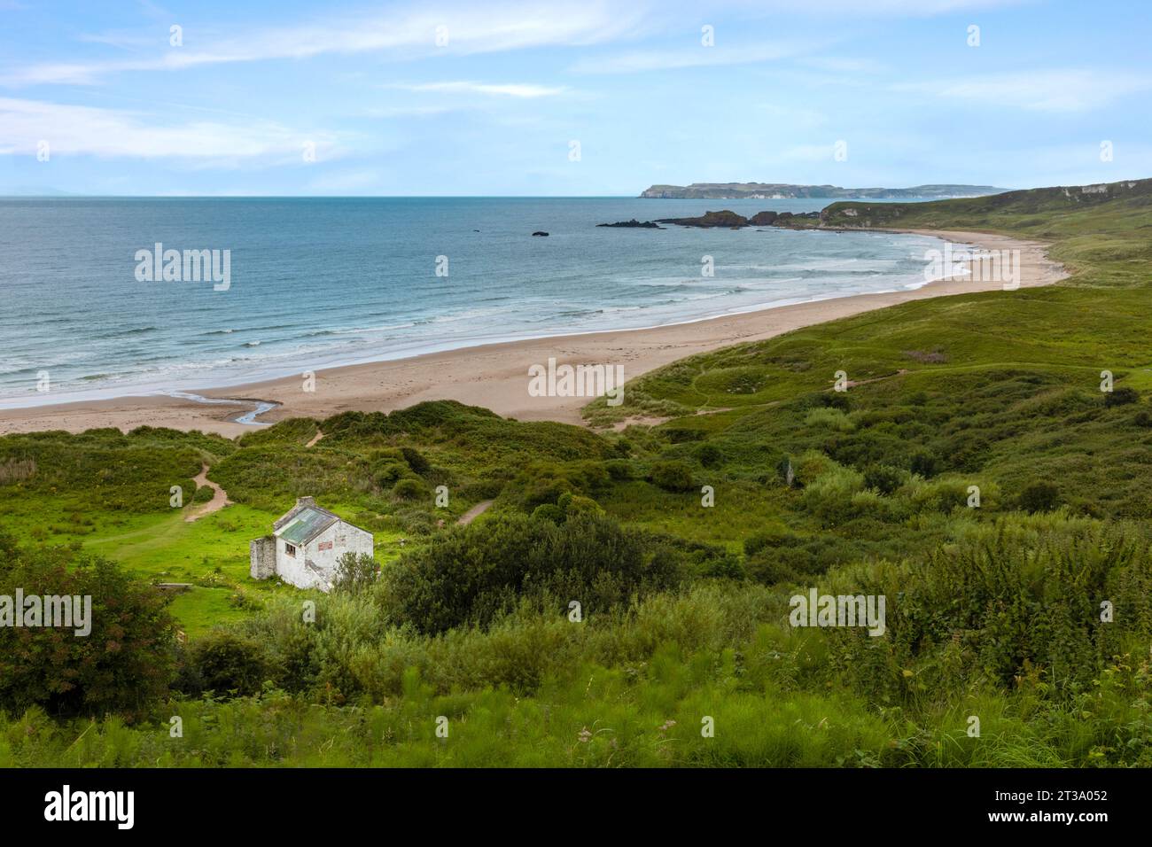 White Park Bay è una spiaggia di sabbia isolata sulla costa nord di Antrim dell'Irlanda del Nord, con splendide vedute dell'Oceano Atlantico. Foto Stock