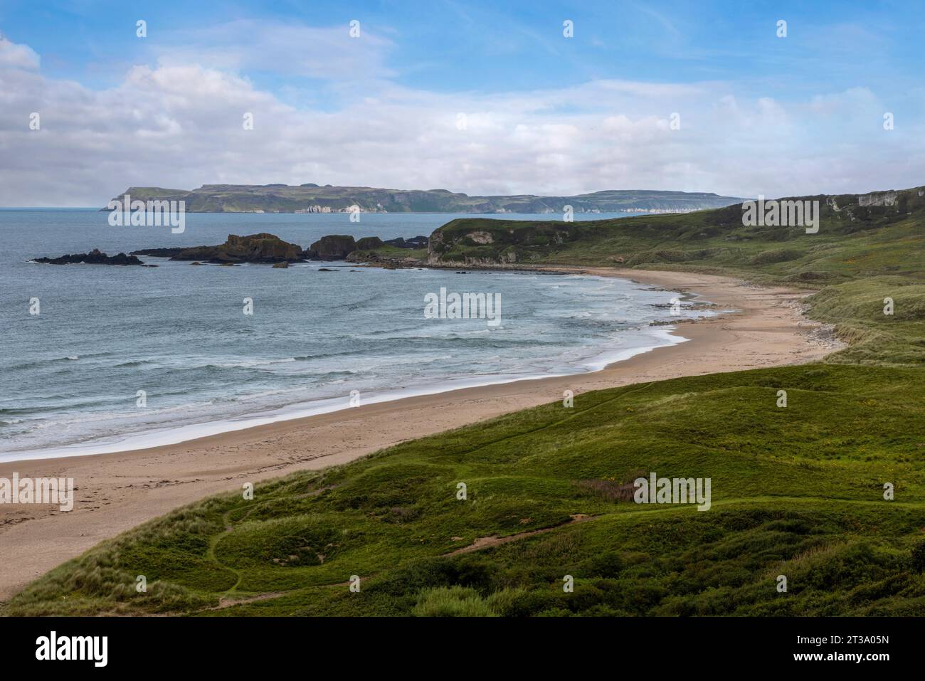 White Park Bay è una spiaggia di sabbia isolata sulla costa nord di Antrim dell'Irlanda del Nord, con splendide vedute dell'Oceano Atlantico. Foto Stock
