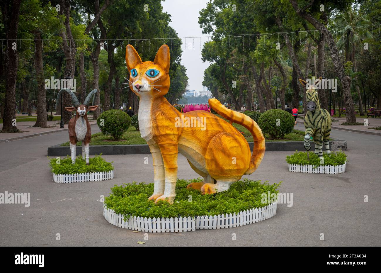 Un grande gatto modello giallo con occhi blu in mostra nel Parco della riunificazione di Hanoi, in Vietnam, per dare il benvenuto al nuovo anno lunare del gatto nel gennaio 2023 Foto Stock